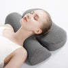 Eine Person, die das SleepBliss Kissen sanft auf ihrem Gesicht ruhen lässt, während sie sich in einem Zustand vollkommener Entspannung befindet.