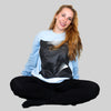 Weibliches Model im SLEEPT SWEATSHIRT