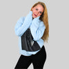 Weibliches Model im SLEEPT SWEATSHIRT blau 